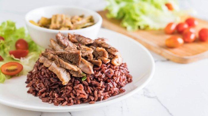 Ilustrasi nasi merah, makanan ramah diabetes yang cocok dijadikan menu buka puasa