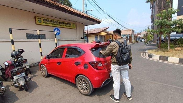 FOTO HANYA ILUSTRASI - Mobil Brio merah milik korban Rizal yang terparkir di Mapolresta Bandar Lampung, Jumat (13/10/2023). Mobil tersebut sempat dipinjam oknum polisi diduplikat kuncinya kemudian dicuri saat terparkir di mal.