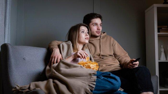 Ilustrasi nonton film, berikut ini manfaat nonton film untuk kesehatan mental