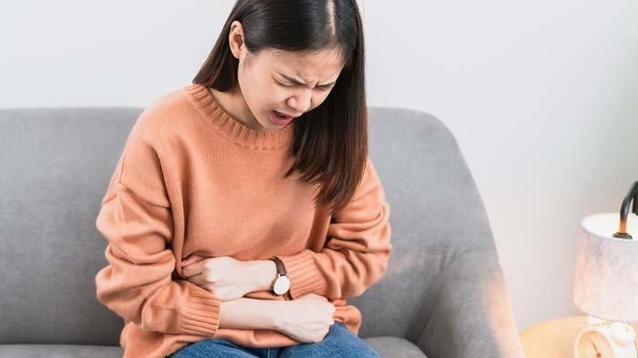ilustrasi seorang perempuan yang mengalami nyeri haid