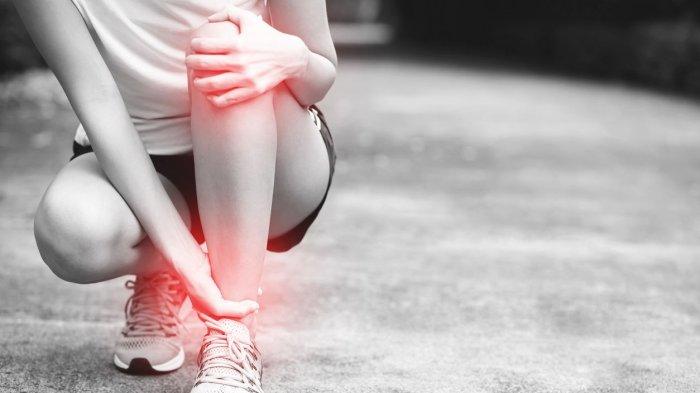 ilustrasi seseorang yang mengeluhkan kram kaki
