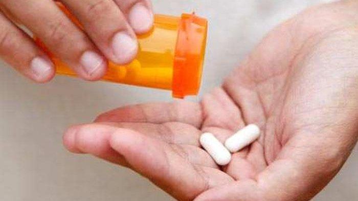 ilustrasi konsumsi obat bebas untuk meredakan nyeri gigi berlubang