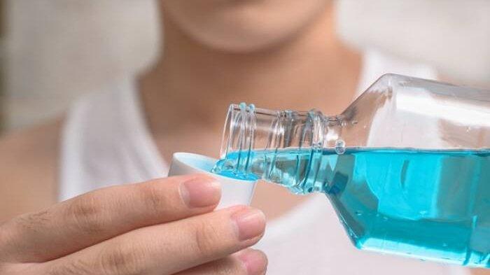 ilustrasi penggunaan obat kumur, salah satu cara untuk atasi bau mulut saat puasa