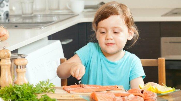 Ilustrasi anak yang mengonsumsi makanan bergizi