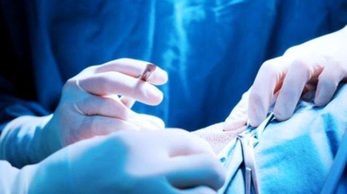 ilustrasi - Dokter sedang melakukan operasi