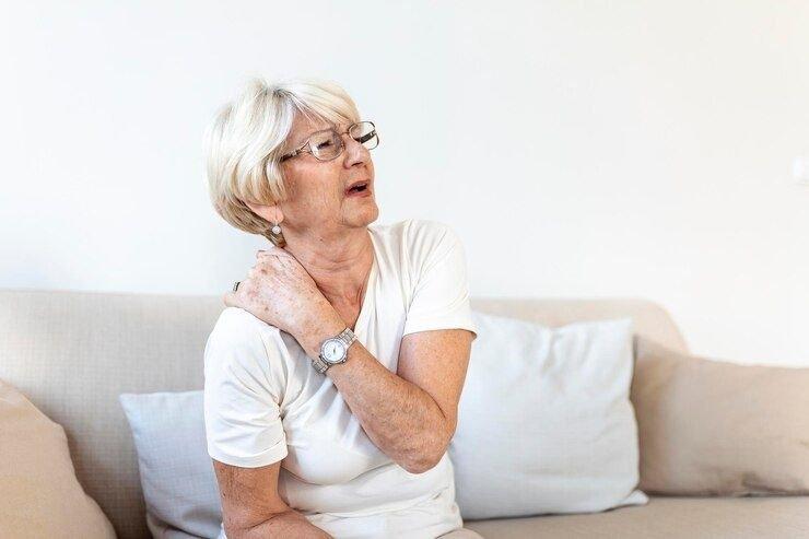 ilustrasi seseorang yang mengalami osteoporosis