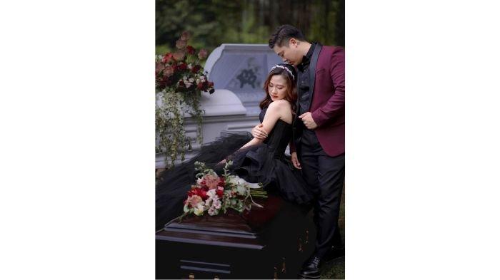 Pasangan melakukan foto wedding di pemakaman