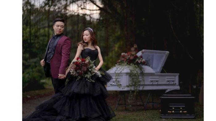 Pasangan melakukan foto wedding di pemakaman