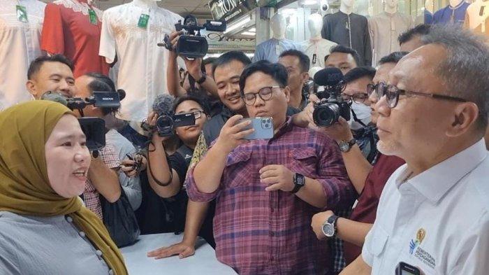 Menteri Perdagangan Zulkifli Hasan saat menyambangi Pasar Tanah Abang Blok A untuk mendengar tanggapan para pedagang terkait tren penjualan belakangan ini, Kamis (28/9/2023