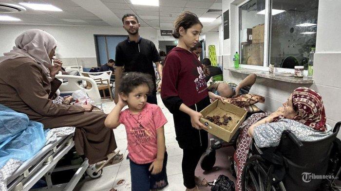 Pasien dan pengungsi internal difoto di rumah sakit Al-Shifa di Kota Gaza pada 10 November 2023