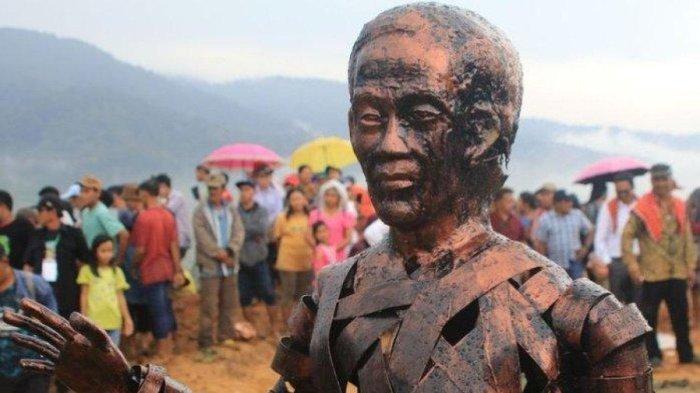 Patung Presiden Joko Widodo dipajang saat peletakan batu pertama pembangunan Monumen Juma Jokowi di kawasan Liang Melas Datas, Kabupaten Karo, Sumatera Utara, Sabtu (4/11/2023). Masyarakat akan membangun patung Jokowi lainnya setinggi 6 meter di kompleks monumen tersebut.