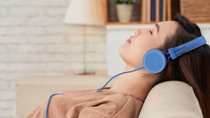 ilustrasi penggunaan alat dengar headset