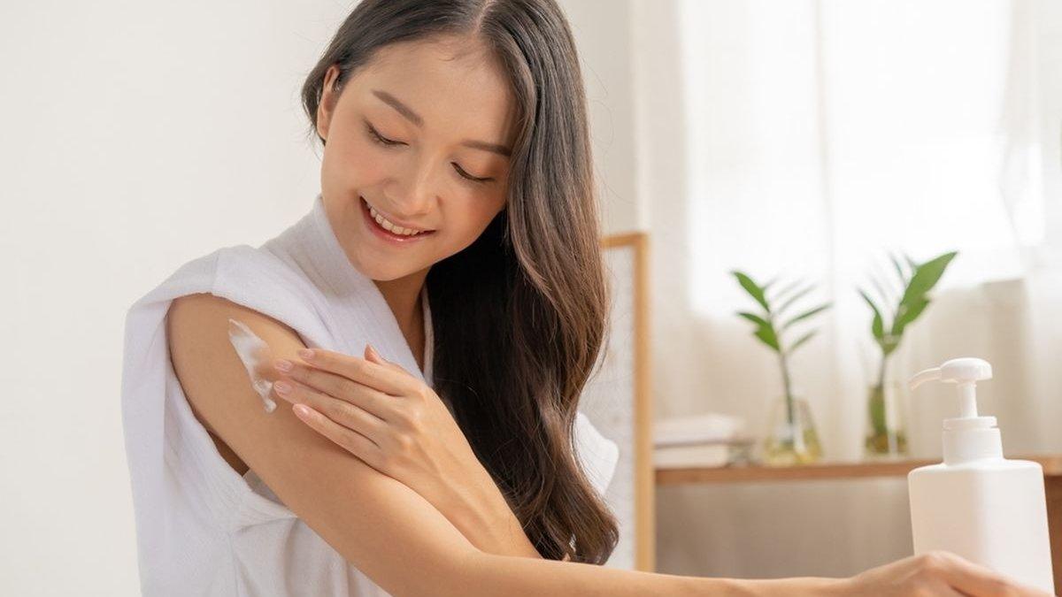ilustrasi menggunakan body lotion untuk menjaga kesehatan kulit