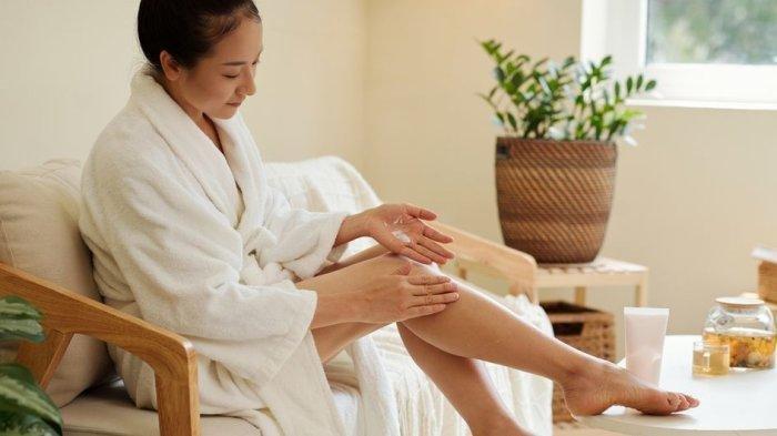 ilustrasi penggunaan body lotion untuk menjaga kesehatan kulit