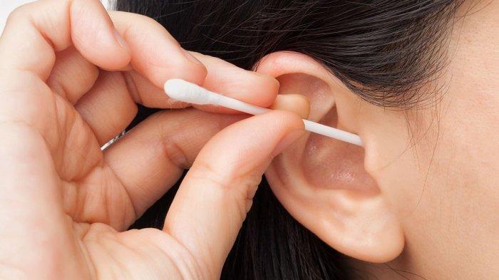 ilustrasi membersihkan telinga menggunakan cotton bud tidak disarankan, begini cara menjaga telinga tetap bersih