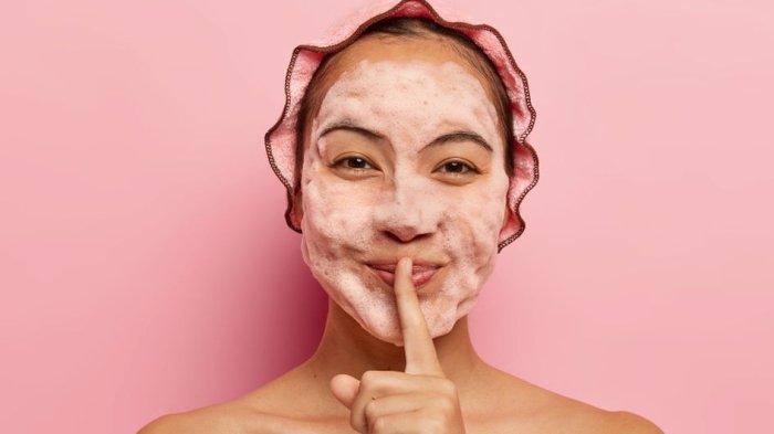 ilustrasi mencuci muka agar membersihkan kulit dari kotoran