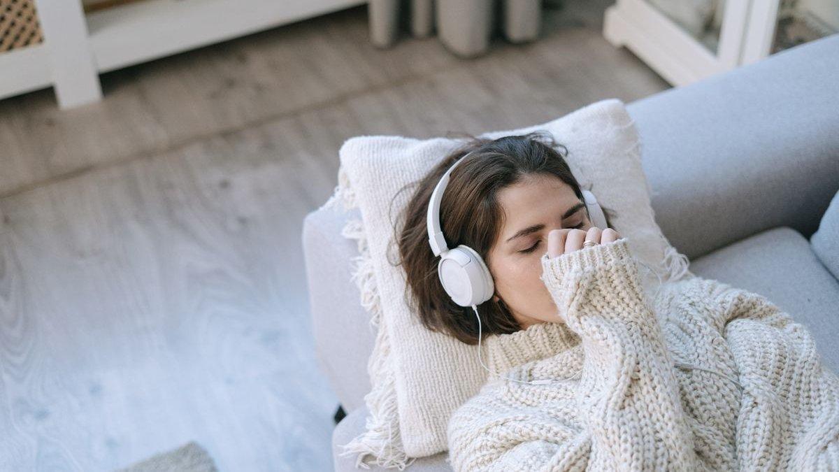 ilustrasi terlalu sering menggunakan headphone, bisa menyebabkan penuaan lebih cepat