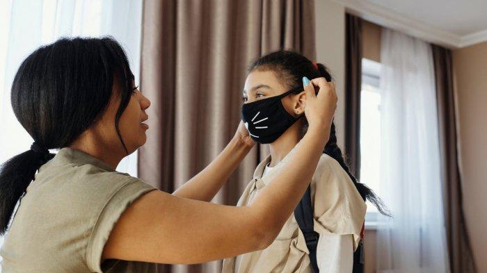 Ilustrasi penggunaan masker untuk mencegah gondongan