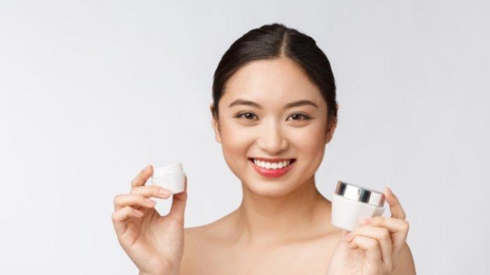 ilustrasi menggunakan moisturizer dan sunscreen untuk mengatasi kerutan di kulit