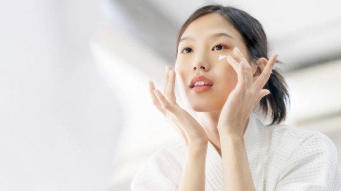 ilustrasi penggunaan pelembap atau produk antiaging