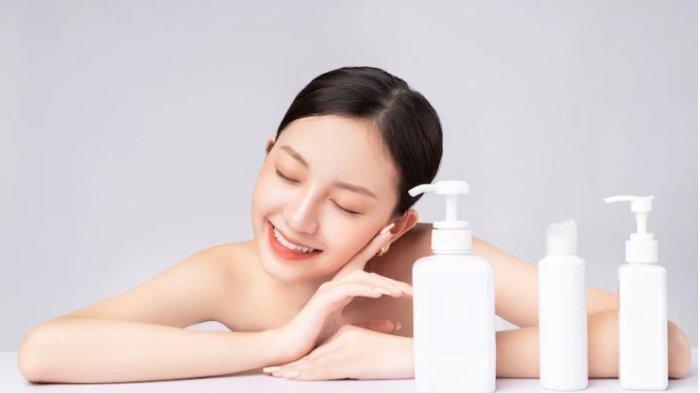 ilustrasi penggunaan basic skincare untuk menjaga kesehatan kulit