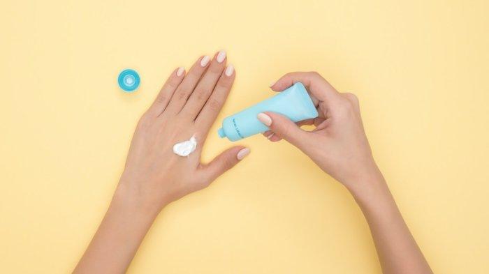 Penggunaan sunscreen untuk mencegah kulit menghitam