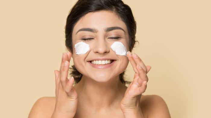 Ilustrasi penggunaan skincare pada ibu hamil, bolehkah menggunakan retinol dan asam salisilat?