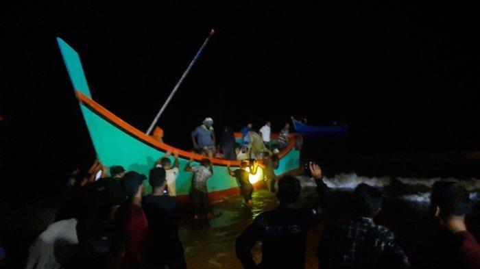 Pengungsi etnis Rohingya di Pantai Ulee Madon Aceh Utara dibawa kembali ke kapal mereka, Kamis (16/11/2023) malam.