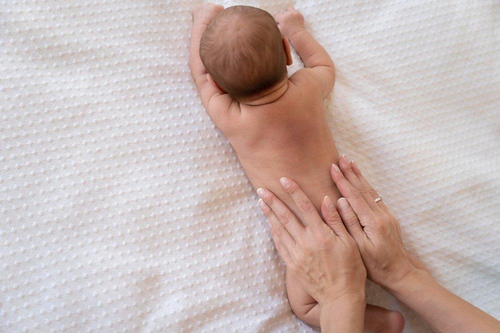 ilustrasi memijat bayi, aktivitas yang dapat meningkatkan kekuatan otot leher bayi