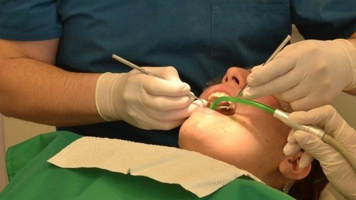 ilustrasi dokter melakukan tindakan perawatan saluran akar