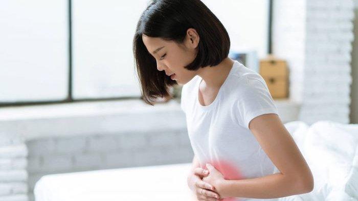 Ilustrasi seseorang yang mengalami heartburn, berikut cara alami untuk mengatasi heartburn