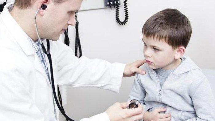 ilustrasi seorang anak sedang diperiksa oleh dokter