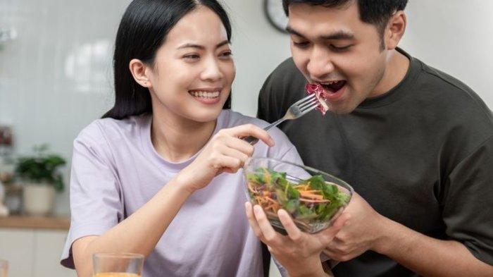 ilustrasi suami yang ikut ngidam saat istri sedang hamil, berikut penjelasannya