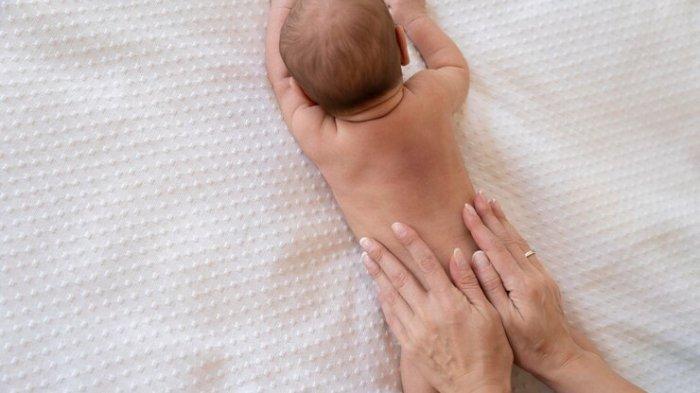 Ilustrasi bayi yang sedang tummy time