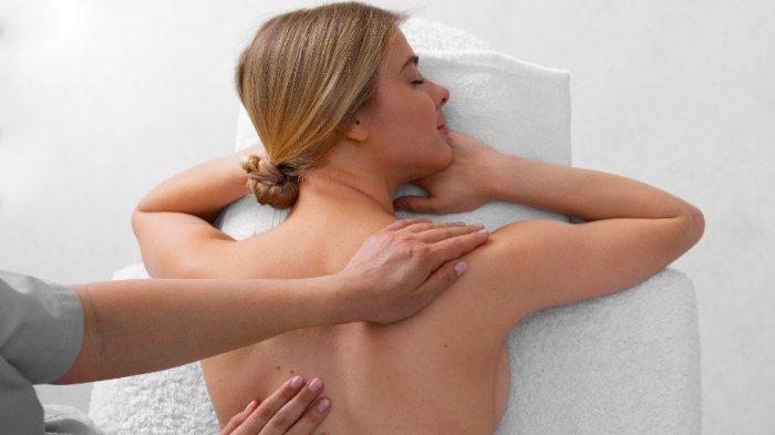 Ilustrasi pijat oksitosin untuk ibu menyusui, berikut manfaat yang akan didapatkan