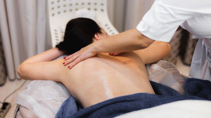 Ilustrasi pijat oksitosin untuk ibu menyusui, berikut manfaat yang akan didapatkan