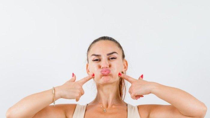 Ilustrasi seseorang yang memiliki pipi chubby, berikut treatment yang disarankan untuk meniruskan pipi chubby