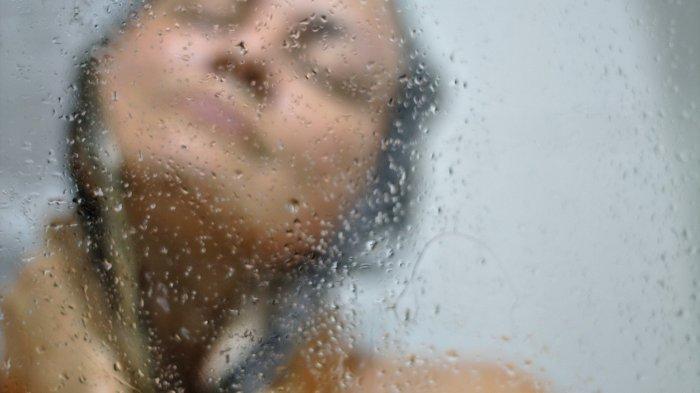 Ilustrasi - mandi dengan air garam