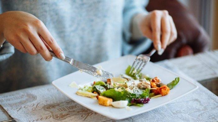 ilustrasi makan, berikut ini penyebab seseorang mudah merasa ngantuk setelah makan