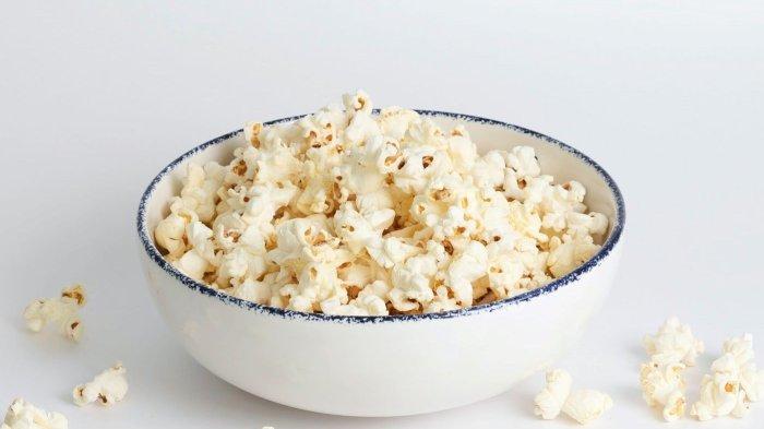 ilustrasi camilan popcorn, untuk mengatasi lesu di siang hari