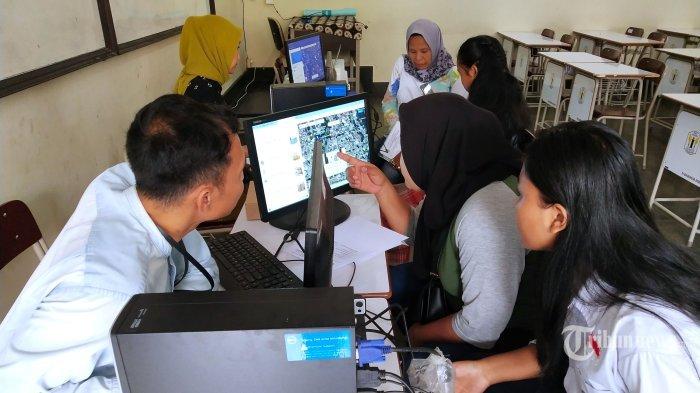 Ilustrasi PPDB 2024 - FOTO: Orang tua bersama calon siswa melakukan tahapan pendaftaran Penerimaan Peserta Didik Baru (PPDB) Jawa Barat 2023 di SMA Negeri 1 Bandung, Jalan Ir H Djuanda, Kota Bandung, Jawa Barat, Selasa (6/6/2023). - Hasil seleksi PPDB Jabar 2023 jenjang SMA/SMK tahap 1 diumumkan pada Selasa (20/6/2023).