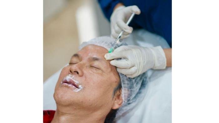 Prosedur botox pada dahi yang sedang dijalankan oleh dr. Evelyne Anggun di Skin Evo Clinic. (Dok. Skin Evo)