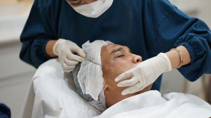 Prosedur thread lift face yang sedang dijalankan oleh dr. Evelyne Anggun di Skin Evo Clinic. (Dok. Skin Evo)