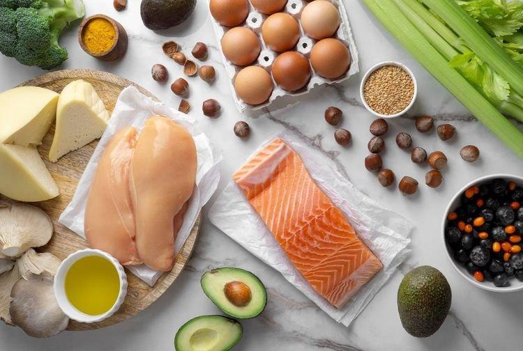 ilustrasi makanan kaya protein, salah satu gizi yang harus ada di menu MPASI anak
