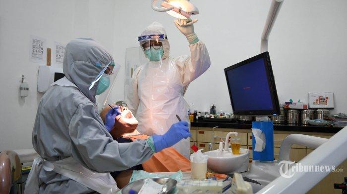 Seorang pasien memeriksakan gigi pada dokter gigi Roosanti Nurwinda Purisari di RS Manyar Medical Center (RS MMC), di Kota Surabaya, Jawa Timur, Jumat (19/6/2020). Adanya pandemi virus corona (Covid-19) membuat masyarakat enggan ke rumah sakit demi mengurangi kemungkinan terpapar Covid-19. Untuk menutup biaya operasional, rumah sakit harus mencari dana pinjaman dan mengajukan penundaan cicilan alat-alat rumah sakit di bank. Surya/Ahmad Zaimul Haq
