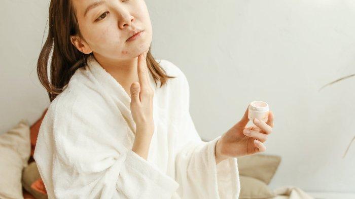 ilustrasi penggunaan skincare untuk mengatasi kerutan di leher