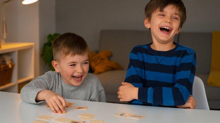 Ilustrasi anak bermain puzzle, berikut manfaat bermain puzzle untuk mendukung tumbuh kembang anak