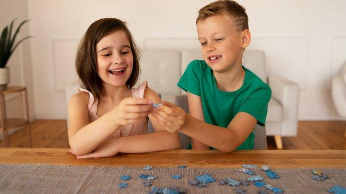 Ilustrasi anak bermain puzzle, berikut manfaat bermain puzzle untuk mendukung tumbuh kembang anak