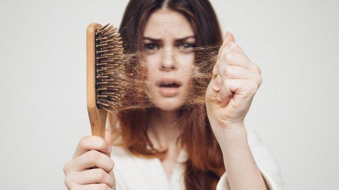 ilustrasi rambut rontok, salah satu tanda tubuh kekurangan vitamin D