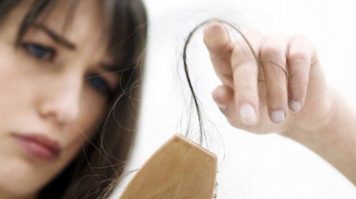 ilustras rambut rapuh, salah satu tanda tubuh kekurangan vitamin